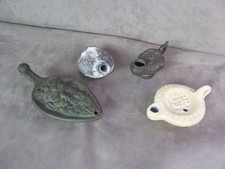 QUATRE LAMPES A HUILE, de