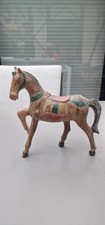 Statue de cheval en bois peint