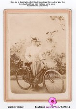 FEMME AU CHAPEAU & SON VÉLO