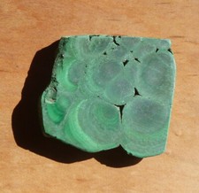 Malachite, pierre gemme brute, plaquette sciée 38x37x6 mm. 28 g.