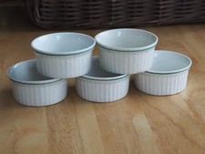 5 RAMEQUINS A FOUR dlg porcelaine d'Auteuil. HAUTEUR 3 CM. DIAMETRE 7,5 CM. TBE.