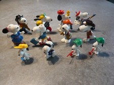 LOT 12 FIGURINES  SNOOPY -