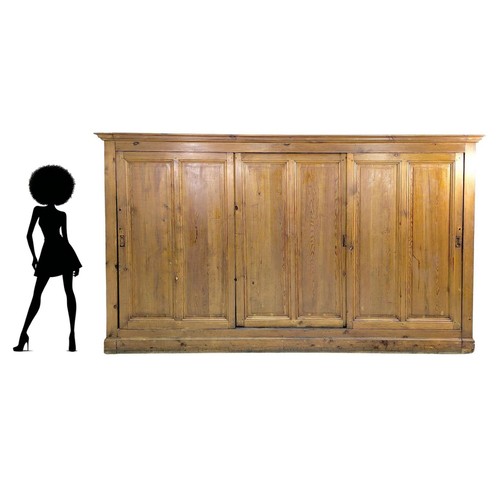 Grande armoire pitchpin de - en,