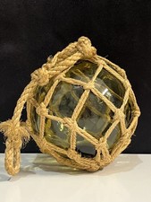 Ancien Flotteur de Pêche en Verre Vert avec Filet en Corde – Déco Marine Vintage