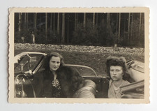 Deux femmes chics voiture