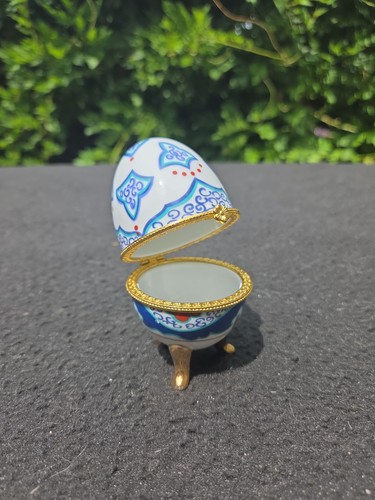 Oeuf en porcelaine pilulier