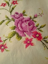 EXCEPTIONNELLE NAPPE BRODEE AU