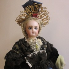 poupée de mode JUMEAU  taille 3 , 33 cm en bon état , costume d'époque