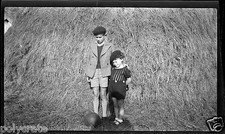 Portrait enfants devant meule