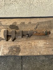 Clé à molette ancienne avec