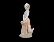 Figurine vintage en faïence jeune fille paysanne poussins poule décoration ferme