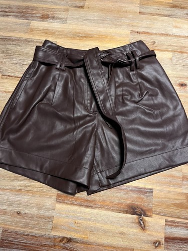 Short imitation cuir la - de,