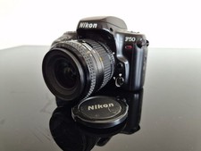 Appareil photo argentique Nikon F50 avec objectif 35-80mm F4-5.6