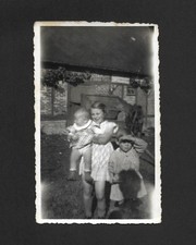 Enfants posent jardin maison