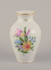 Herend, Hungary. Vase en porcelaine peint à la main avec des motifs floraux p...