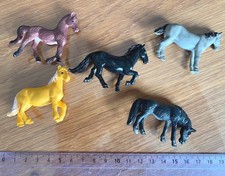 Lot de 5 figurines de chevaux