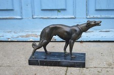 Lévrier régule sur socle - en,