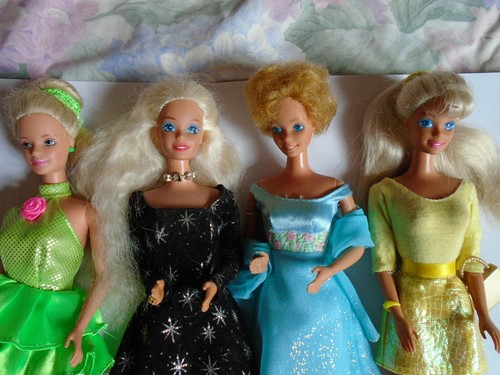 Quatre barbies vêtements - quatre,