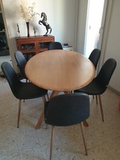 Table en bois couleur chêne de 6 à 8 places avec 6 chaises