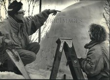 1990 Press Photo Finland's Nina, Leila Lillberg work on snow sculpture-Milwaukee