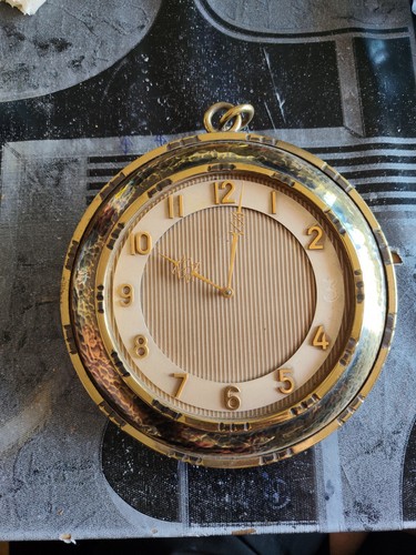 Une petite horloge pendule - une,