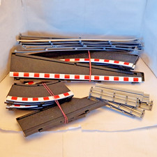 Kit de deux bordures noires Scalextric Radius avec barrières. - 1:32 Sport Track