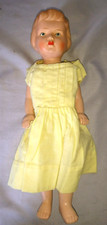 ANCIENNE BELLE POUPEE UNE FILLE EN COMPOSITE des années 1940-1950