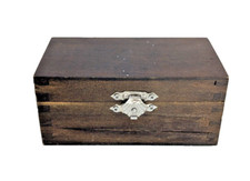 Boite en bois brut d'époque intérieur velour rouge avec boules anti stress