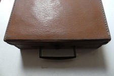 Petite valise vintage pour enfant aménagée pour couture ? Carton Cuir ?