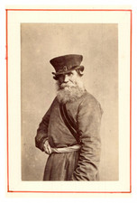 Vieil homme russe en costume