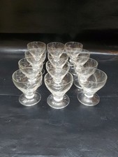 LOT DE 12 ANCIENS VERRES a liqueur gravé décor feuillage