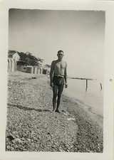 ANTIQUE PHOTO - VINTAGE SNAPSHOT - MEN'S BARE CHEST BEACH MUSCLE SWIMSUIT