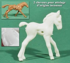 2 horses for hitch, plastic figures of unknown origin »