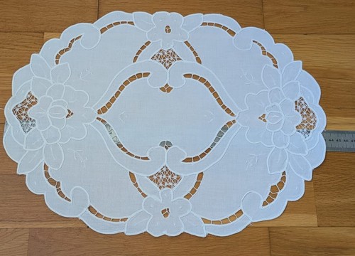 Napperon ovale blanc broderie