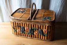 Grand panier ancien de pique-nique en bois style bambou osier décoré de fleurs