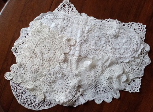 Lot napperons anciens au - de,