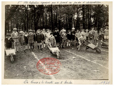 Paris, Jardin d&#039;acclimatation, children's party, wheelbarrow race, 1930 v