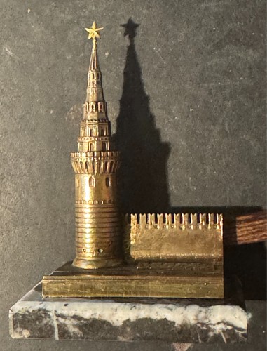 Kremlin bronze sur marbre - ,