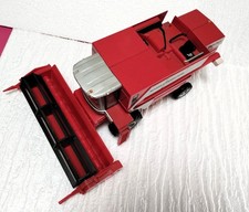 Britains - 1/32   Moissonneuse-batteuse Massey Ferguson  7200 rouge....