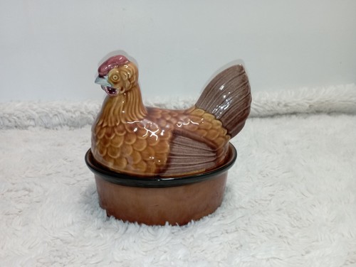 Poule sur son nid - , en