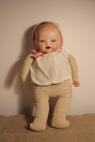 Ancienne petite poupée bébé