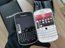 Verizon Wireless BlackBerry Bold Touch 9930 Unlocked  8GB Phone Black / White