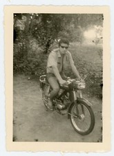PHOTO SNAPSHOT garçon lunettes noires motorbike moto vintage bécane motocyclette