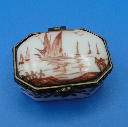 Boite pilule porcelaine - a,