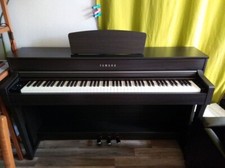 Piano numerique Yamaha Clavinova CLP635DW et son tabouret