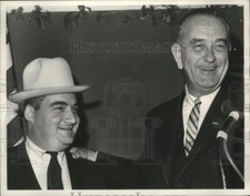 1964 Press Photo President Johnson Introduces Pierre Salinger At Texas Barbecue