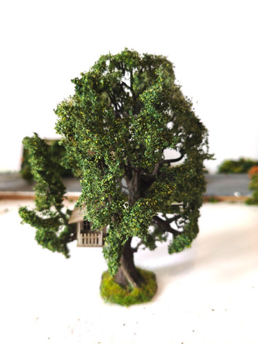 Arbre avec cabane - , accrochée