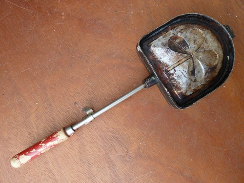 Ancien petit gaufrier - ,, décor