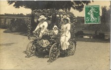 CPA_ CARTE PHOTO Dames Blanche montées sur deux vélos fleuries