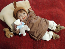 joli bébé reborn souriante